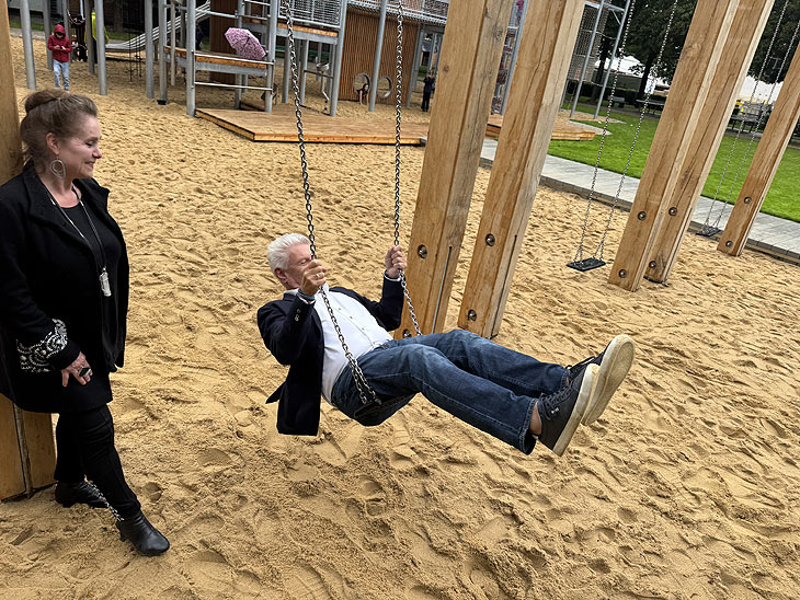 Oberbürgermeister Dieter Reiter testete schon einmal die Schaukeln (©Foto: Martin Schmitz) 
